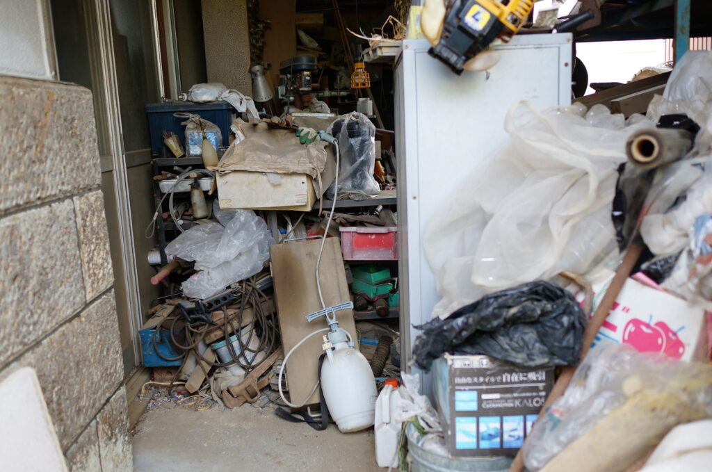 認知症によってゴミ屋敷化した家の様子