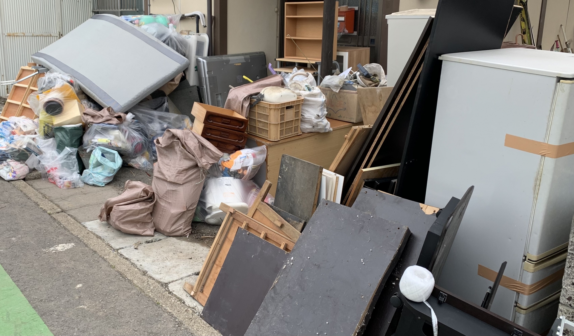 大量なゴミをイメージする画像