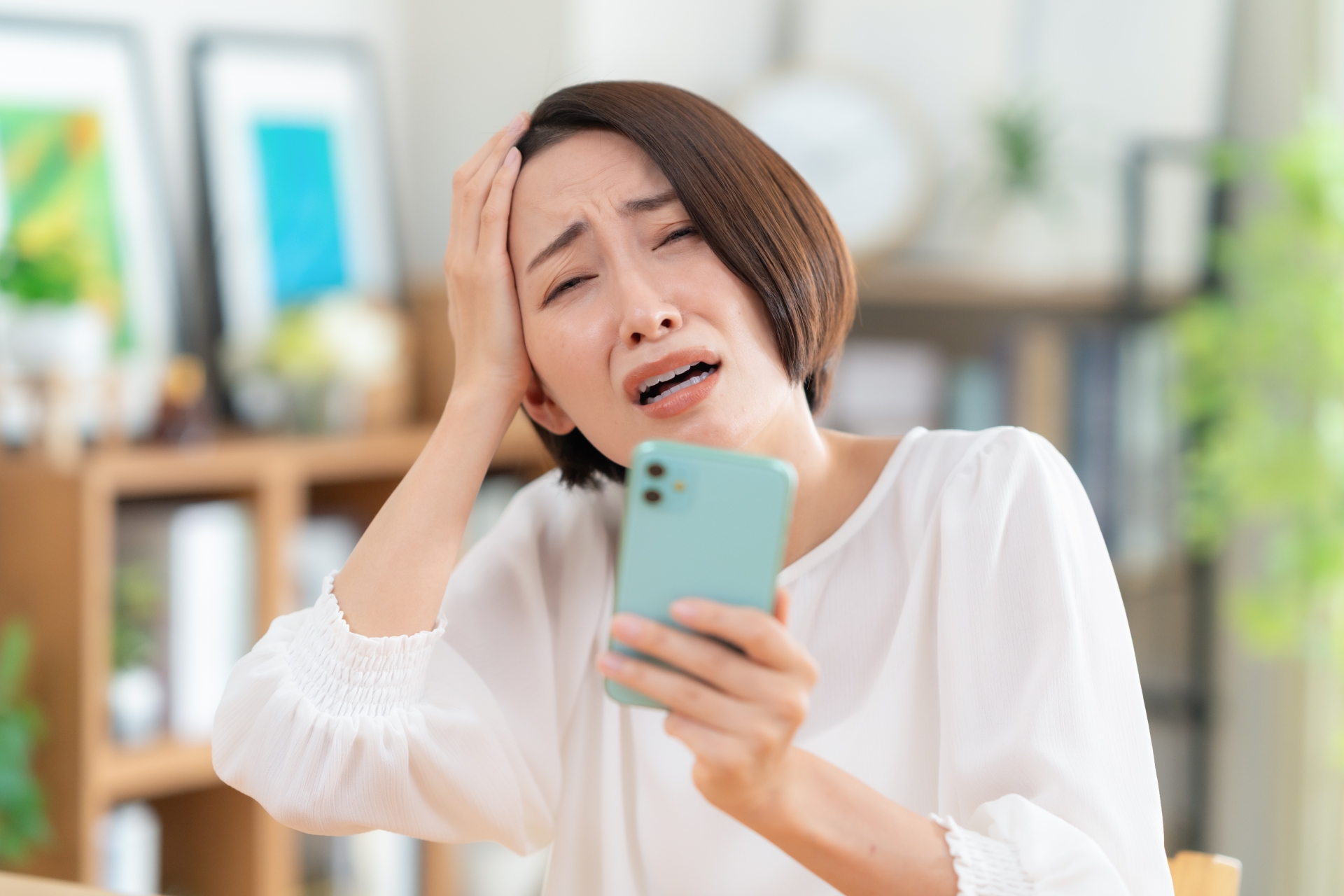 電話で不用品を問い合わせをイメージする画像