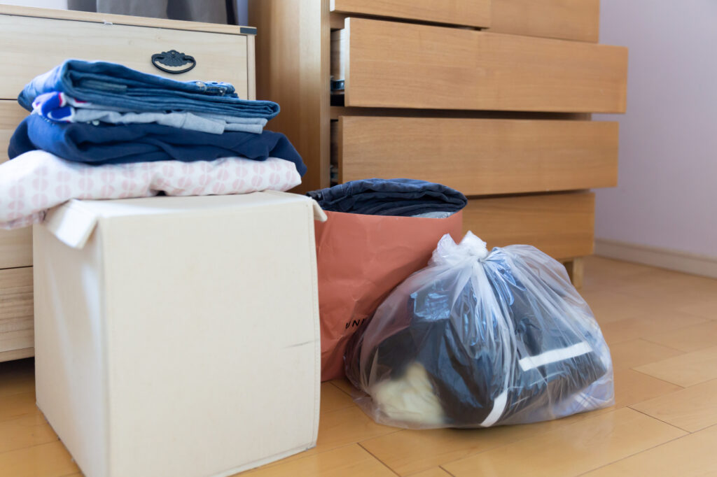 遺品整理で出た洋服や衣類を分類する手順
